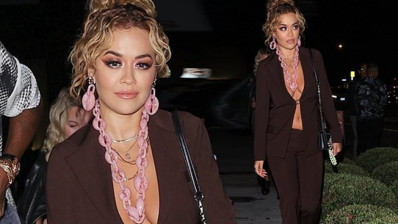 Pa reçipeta dhe me dekoltenë e hapur, Rita Ora rrëmben vëmendjen me dukjen provokuese në Los Angeles