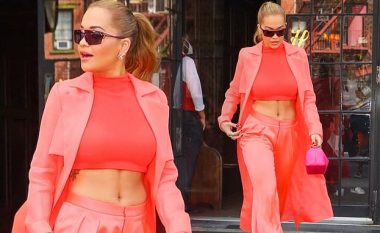 Rita Ora tregun barkun e saj fenomenal dhe linjat e trupit në një veshje portokalli në Javën e Modës së New Yorkut