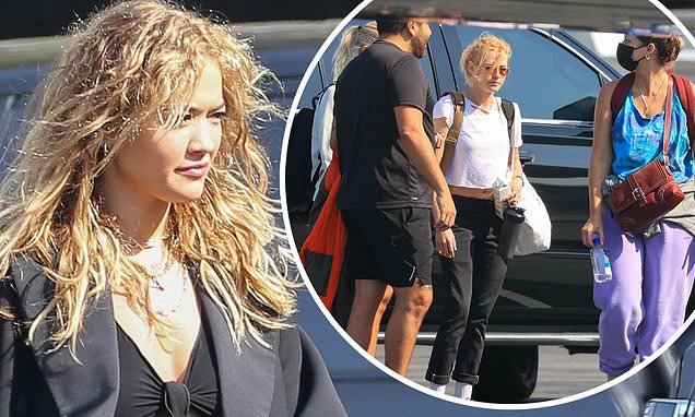 Rita Ora shihet në aeroport, teksa niset me aeroplan privat drejt New Yorkut shoqëruar nga Kristen Stewart dhe Ashley Benson