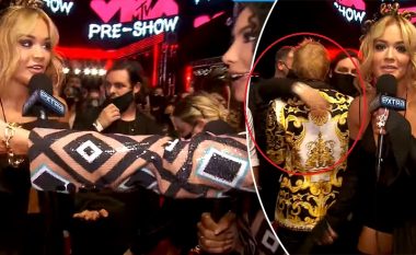 Po fliste për të dhe nuk e dinte që e kishte pas shpinës, Rita Ora befasohet nga Ed Sheeran në tapetin e kuq të MTV VMA