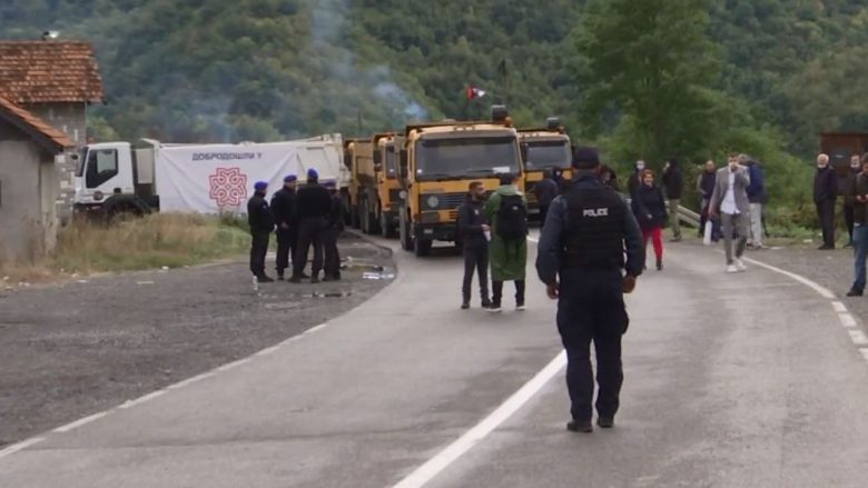 Kryetarët e komunave në veri kërcënojnë se nuk do t’i largojnë barrikadat nëse nuk anulohet reciprociteti i targave