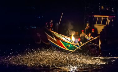 Rrëfimi për “varkën e fundit të ‘peshkimit me zjarr'” që po e mban gjallë traditën e Tajvanit