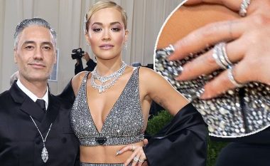 Unaza në gishtin e fejesës gjatë paraqitjes në Met Gala ngriti dyshimet se Rita Ora dhe Taika Waiti janë fejuar?