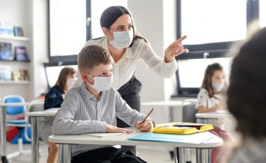 Studimet e reja zbulojnë rëndësinë e mbajtjes së maskave në shkollë