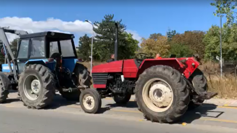 Fermerët me traktorë protestojnë para Ministrisë së Bujqësisë, kërkojnë ndryshimin e kritereve për subvencionim të grurit