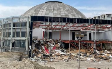 Filloi prishja e ndërtimit të vjetër të Sallës Universale në Shkup