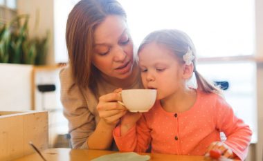 Le të pinë një filxhan çaj çdo natë para gjumit: Kamomili është shumë i shëndetshëm për stomakun e një fëmije