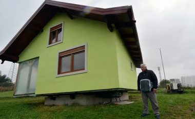 Pas kërkesës së gruas se nuk dëshiron të shoh gjëra të njëjta sa herë që del në dritare, burri nga Bosnja ndërton shtëpinë që sillet 360 shkallë