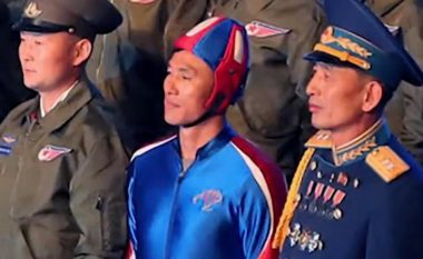 “Captain America” në stilin e Koresë së Veriut, ushtari që vodhi “shoun” e Kim Jong-un – për shkak të “lookut” u bë hit në rrjetet sociale