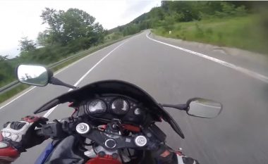 Po lëvizte me shpejtësi të madhe më motoçikletë, kamera e vendosur në helmetë kapi momentin kur ai rrëzohet