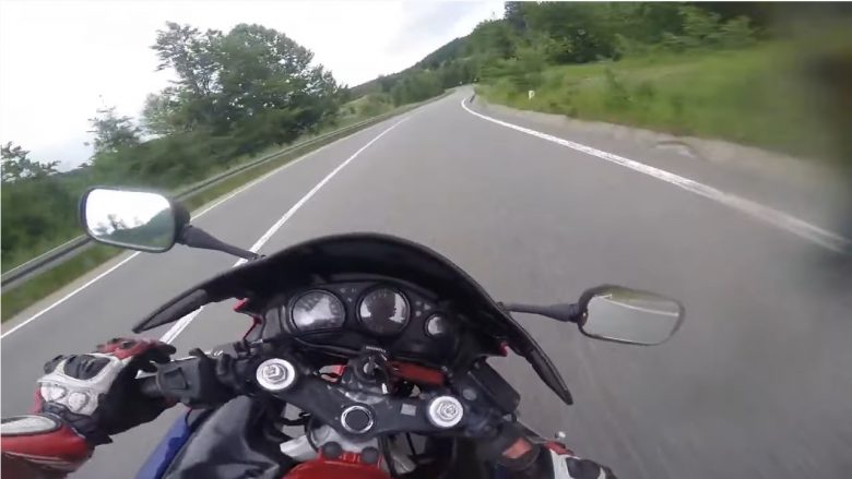 Po lëvizte me shpejtësi të madhe më motoçikletë, kamera e vendosur në helmetë kapi momentin kur ai rrëzohet