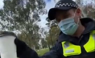 Masat anti-COVID në Australi, policia ua kontrollon qytetarëve edhe gotat me kafe – pamjet bëhen virale