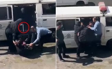 Lëre që e tërhiqnin zvarrë dhe ia shkulnin flokët, policët iranian përdorën edhe shufër për kapjen e qenve për ta arrestuar një grua