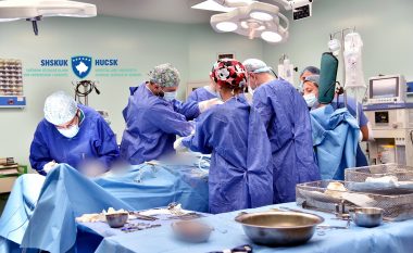 Në Kardiokirurgji kryhet një operacion i komplikuar, një 70 vjeçare i nënshtrohet intervenimit të zëvendësimit të dy valvulave dhe by passeve aortokoronare