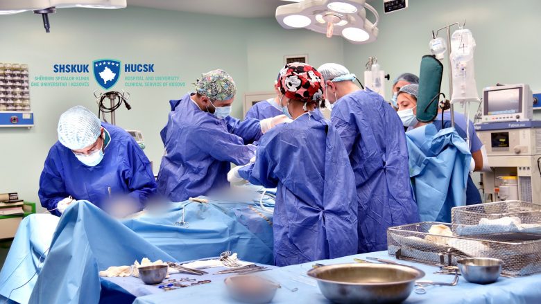 Në Kardiokirurgji kryhet një operacion i komplikuar, një 70 vjeçare i nënshtrohet intervenimit të zëvendësimit të dy valvulave dhe by passeve aortokoronare