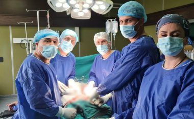 Kryhet një operacion i suksesshëm në Kirurgjinë Vaskulare, pacienti kishte zgjerim të aortës së barkut –  rast i rrallë