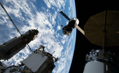 Fluturaket e Space X kanë problem me tualetet në hapësirë, kompania e Musk nuk po mund të dërgojë astronautë tjerë