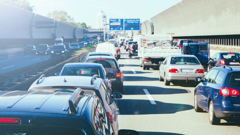 U ndal për një pauzë dhe për të ndezur një cigare, shqiptarin e harron gruaja në autostradë – e vazhdon rrugëtimin pa të