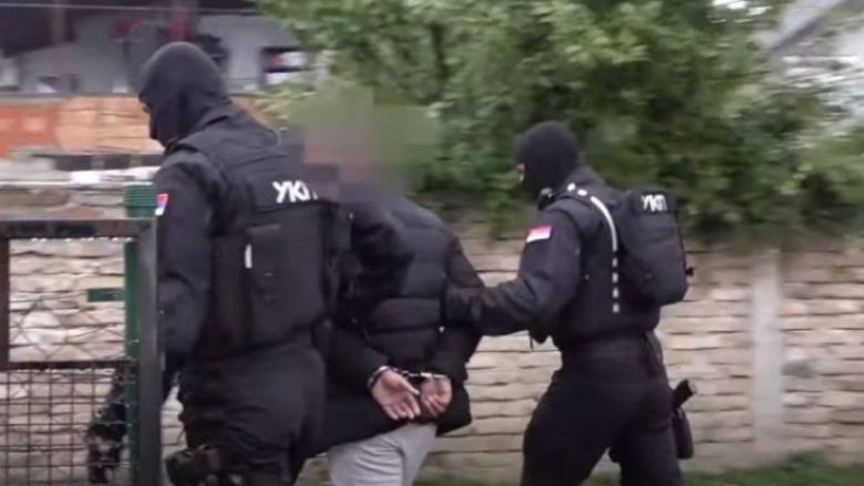 Arrestohen tetë pjesëtarë të policisë së Serbisë, dyshohet se kanë kërkuar dhe marrë mito në pikëkalimin kufitar në Merdarë