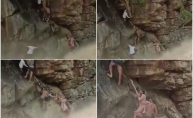 Momenti kur nënë dhe foshnja e saj shpëtohen në Indi, pasi kishin ngecur në një kodër shkëmbore pranë një ujëvare