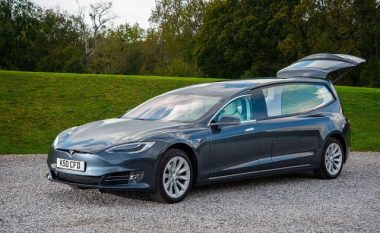 Kompania britanike që kryen shërbime funerale nga tani bëhet me Tesla, për modifikimin e saj është dashur shumë punë