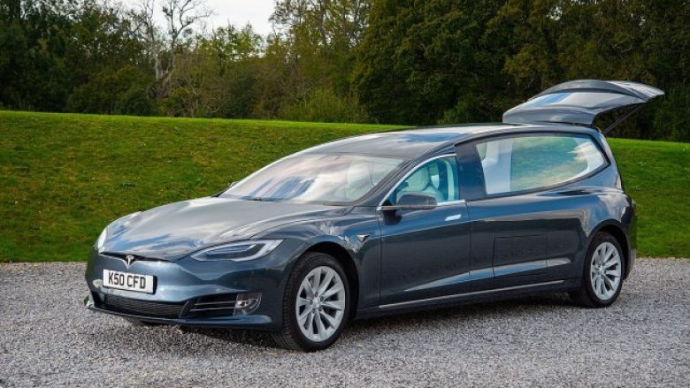 Kompania britanike që kryen shërbime funerale nga tani bëhet me Tesla, për modifikimin e saj është dashur shumë punë