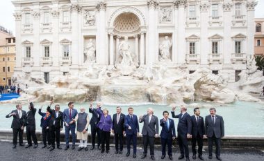 Nuk i shpëtuan legjendës, liderët e G20-së hedhin monedha në fontanën Di Trevi
