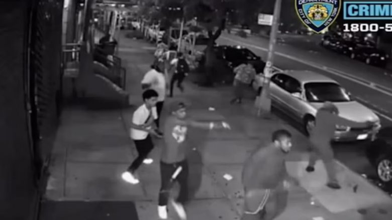 Momenti kur shpërthejnë të shtënat mes dy bandave rivale në rrugët e Bronxit