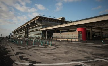 Aeroporti në La Palma mbyllet për shkak të hirit, vullkani assesi të pushojë