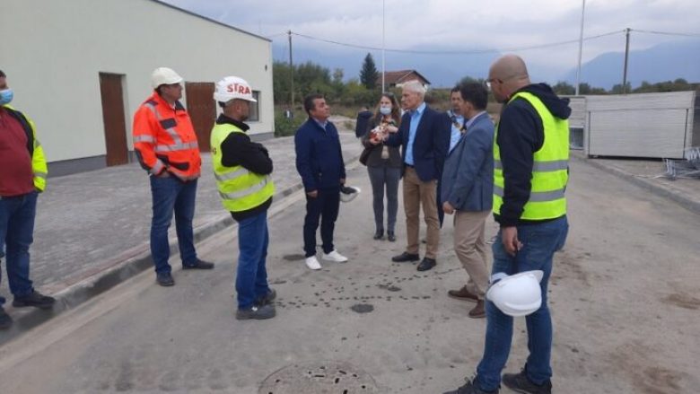 Ambasadori i Zvicrës vizitoi impiantin në Pejë, u prit nga kryeshefi i “Hidrodrinit”