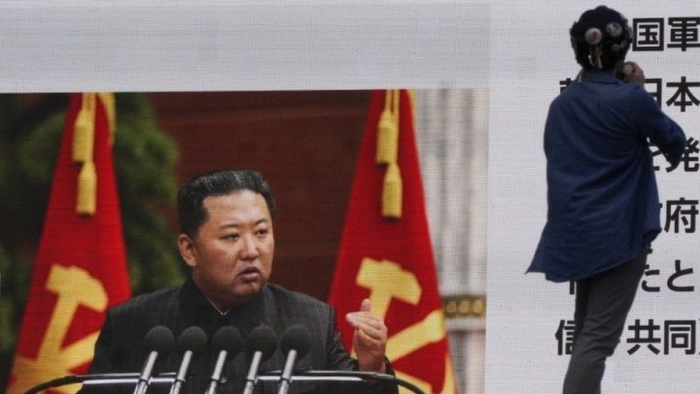 Kim Jong-un përballet me padi për “parajsa në tokë” – askush nuk pret që diktatori korean ta paguajë dënimin