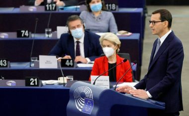 Kryeministri polak akuzon për shantazh BE-në