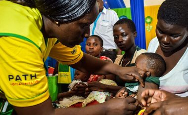 Moment historik – në Afrikë do të fillojë vaksinimi i fëmijëve kundër malaries