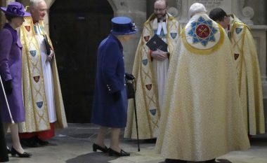 Mbretëresha Elizabeth II-të për herë të parë ec me ndihmën e shkopit