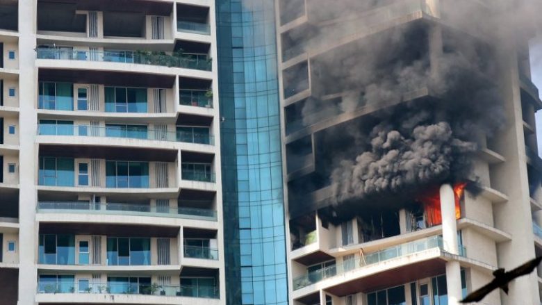 Zjarri në një rrokaqiell luksoz në Indi, raportohet edhe për viktima