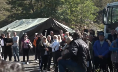 Largimi i barrikadave në veri, protestuesit brohorasin “Serbia, Serbia”