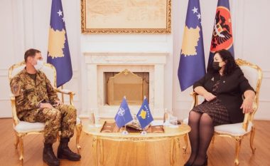 Presidentja Osmani dekoron me Medaljen Presidenciale Ushtarake komandantin e KFOR-it, në Kosovë, Franco Federici