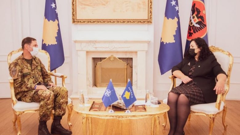 Presidentja Osmani dekoron me Medaljen Presidenciale Ushtarake komandantin e KFOR-it, në Kosovë, Franco Federici