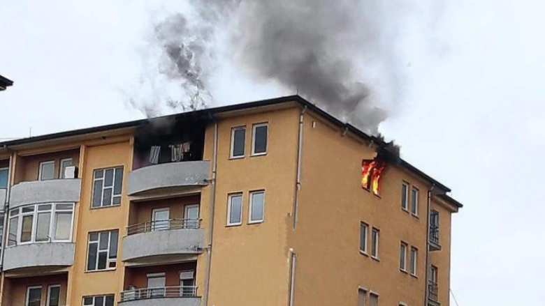 Zjarr në një banesë në Fushë Kosovë, lëndohet një femër