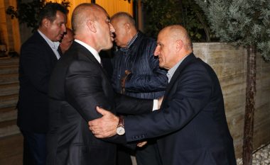 Haradinaj ngushëllon familjen për vdekjen e Agim Llukës, i ndanë medalje post-mortem