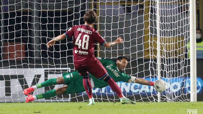 Me 42 vjet mbi supe, Giggi Buffon pret penallti në fitoren e Parmas