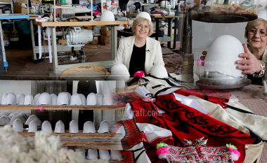 Rrëfimi i Ergyles, e vetmja grua në Kosovë që mban gjallë traditën familjare mbi 100 vjeçare të punimit të plisit