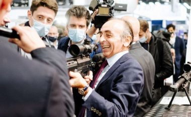 Reagime të ashpra pasi kandidati potencial për president të Francës kthen pushkën në drejtim të gazetarëve – gjatë një panairi në Paris