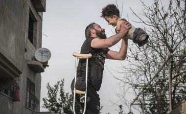 Imazhi i babait sirian dhe të birit pa gjymtyrë, shpallet fotografia e vitit – fotografi turk flet për momentin e shkrepjes