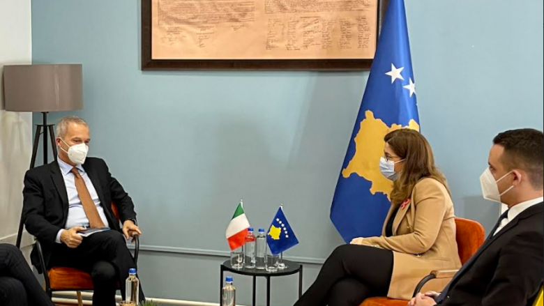 Ministrja Gexha-Bunjaku diskuton me ambasadorin e Italisë për pandeminë COVID-19