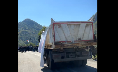 Pas 13 ditësh bllokadë, largohet kamioni i fundit i serbëve nga Jarinja – KFOR monitoron situatën me helikopter