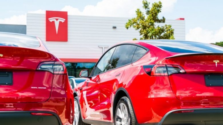 Tesla duhet t’ia paguajë ish-punëtorit 130 milionë dollarë