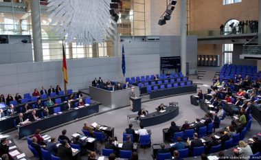 Më shumë deputetë me prejardhje imigrimi në Bundestagun gjerman, DW sjell rrëfimin e njërit prej tyre