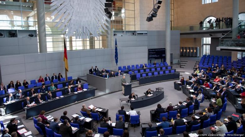 Më shumë deputetë me prejardhje imigrimi në Bundestagun gjerman, DW sjell rrëfimin e njërit prej tyre