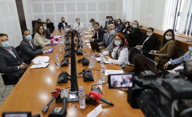 Masat antiCOVID kufizojnë numrin e gazetarëve në mbledhjen e Komisionit për Arsim